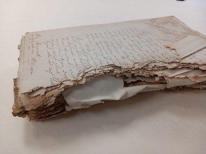 Materiały archiwalne podczas konserwacji